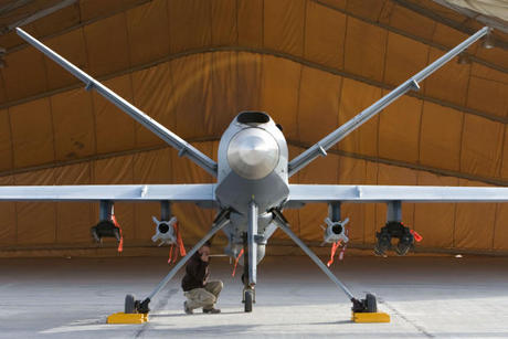 　MQ-9 Reaperを点検する、整備担当の空軍兵。アフガニスタンで2011年10月1日に撮影した。搭載した武器で敵を攻撃する能力を持ったMQ-9 Reaperは、近接航空支援や情報収集、監視、偵察といった任務を行ってきた。