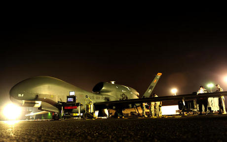 　2010年11月23日に南西アジアの空軍基地への展開中に、任務に向けた準備を行うRQ-4 Global Hawk。