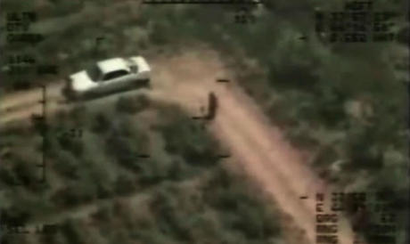 　この無人機MQ-1 Predatorからのスクリーンショットでは、イラクの反政府勢力が連合軍基地に向かって迫撃砲を発射しているのが分かる。