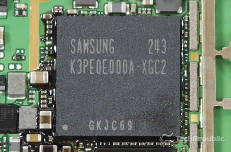 　Qualcommの1.5GHzクアッドコアCPU「Snapdragon S4 Pro」は、サムスンの2GバイトのLPDDR2モバイルDRAMチップの下に、パッケージオンパッケージ構成と呼ばれる方式で取り付けられている。