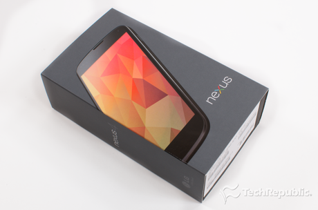 　Nexus 4は、4.7インチのIPSディスプレイ（解像度は1280×768ピクセル、320ppi）を備えており、Qualcommの1.5GHzクアッドコアCPU「Snapdragon S4 Pro」、2GバイトのRAM、8メガピクセルのメインカメラ、1.3メガピクセルの前面カメラ、Bluetooth、Wi-Fiを搭載している。8Gバイトモデルと16Gバイトモデルがある。Nexus 4はLTEを、少なくとも公式にはサポートしていない。