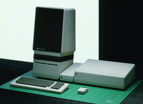 　Apple Computerの創設から6年後、共同創設者兼会長のSteve Jobs氏は、同社には統一されたデザイン理念が絶対に必要だと判断した。伝説のインダストリアルデザイナーで、Frog Designの創設者でもあるHartmut Esslinger氏は、米国時間2月16日に米国で発売された著書「Design Forward」の中で、Frog DesignとJobs氏がAppleのスタイル感覚を合理化するために、いかに協力してきたのかを明かした。

　話は1982年に遡る。当時、Appleの各製品部門には、それぞれ独自のデザイン責任者がいた。このアプローチだと混乱状態が発生する可能性があることに気づいた（そして、Xeroxによる同様の動きに追随した）Appleの複数のデザイナーは、著名なグローバルデザイン企業2社を競わせるコンテストを主催した。ARNOLDSCHE Art Publishersによって米CNETに提供された「Design Forward」の中の一節には、「Appleは最終的な勝者を選び、その後、同社の新しいデザイン言語のフレームワークとしてそのデザインを採用する」と書かれている。

　Esslinger氏はAppleの製品開発プロセスに欠けている点を見抜き、「Mac」を100万台売る（当時の「Apple II」コンピュータの販売台数が10万台だったことを考えると、非常に高い目標だ）ことを夢見ていた面接官のJobs氏を大喜びさせた、とEsslinger氏は著書の中で述べている。

　「私はSteveが目標を達成できるように、彼にいくつかの提案をした。第一に、Appleには、エンジニアリング、サードパーティーとのパートナーシップ、製造、物流、およびデザインに関して、これまでと全く異なるシステムが必要になるだろう。さらに、Appleは世界に通用する機械工学を欠いているが、ソニーやキヤノン、サムスンなどのアジアの家電企業を開発および製造パートナーとして利用することで、それを補えるということも私は提案した。これは最も重要なことだが、AppleにはSteve直属の1つのデザインチームが必要であり、Appleの戦略的計画において、実際の製品開発よりもはるかに早い段階でそのデザインを取り込まなければならない、と私は説明した」（Esslinger氏）

　面接に合格したFrog Designは、大きな利益を生むAppleとの200万ドルの年間契約、そして何よりもデザインを牛耳る許可を勝ち取るために、種々の技法を取り入れたモックコンピュータ群を提出した。ドイツのデザイン企業であるFrog Designは、コンテストに勝利した。

　ほかの多くの提案の中でも、Jobs氏はEsslinger氏に対し、ソニーのシンプルではあるがシャープなデザイン標準を参考にしたコンピュータを作るように求めた。Appleの前にソニー製品のデザインを担当した経験を持つEsslinger氏にとって、それはかなり簡単な仕事だった。しかし、製造コストの高さとクールな要素の欠如が原因で、このアイデアは棚上げにされた。