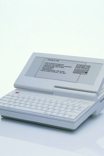 　1984年、Frog DesignチームはMacBookのアイデアに再び挑み、この白色のワイドスクリーンを備えたノートブックコンピュータを提案した。