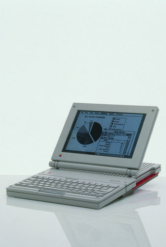 　1984年にデザインされた潜在的なMacBookノートブックの別のモデル。このモデルは、プロフェッショナル向けにデザインされていたようだ。この時代のMacBookのバージョンはどちらも同じように後部が突き出ていた。