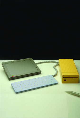 　これは、Esslinger氏が提案したタブレットMacの別の写真だ。キーボードやディスクドライブなど、いくつかの必要なアクセサリが付いている。
