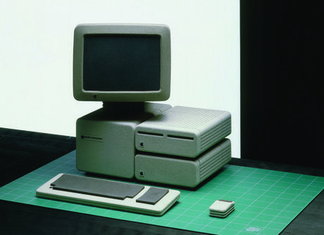 　Hartmut Esslinger氏は著書「Design Forward」の中で、コーダー（と抽象的に見えるコードで埋め尽くされた彼らのモニター）で構成される企業に身を置いたことが、「Slate」を着想するきっかけになったと話している。Slateとは、過去のAppleデバイスの鋭い角をそぎ落とし、細線やバー状のアクセントを多く配したコンセプトコンピュータのことだ。Frog DesignがすべてのプロトタイプをAppleに送った後、両社は「Snow White」デザイン言語を採用することに合意した。同デザイン言語は白色をベースカラーに使うことが多く、「線とスレートのような形状を用いて、一切の角を排除する」デザインを重視する。

　Esslinger氏の著書は、ゼロドラフト（抜き勾配ゼロ）の形状特徴、最小限の表面テクスチャ、無塗装、必要に応じて最小限の遷移角（モニター）、可能な限り小さな体積およびサイズといった特徴を持つスレートと記しており、Snow Whiteの詳細を明かしている。
