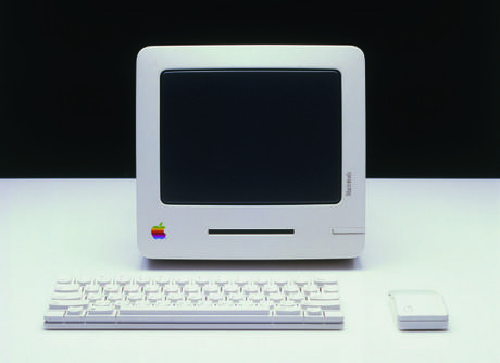 　Hartmut Esslinger氏とAppleの関係が終わりに近づいた頃、多作なデザイナーである同氏は「Baby Mac」を考え出した。Baby Macは着実な開発を経て、実現の寸前まで行った。1985年、Steve Jobs氏が当時のCEOのJohn Sculley氏との絶え間ない衝突を理由に同社を去った後、同デバイスは姿を消した。