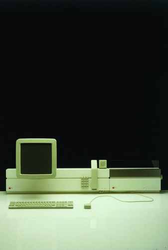 　ほかのMacコンピュータコンセプトと異なり、このワークベンチデザインの水平的なフォームファクタには、電話とプリンタが組み込まれている。