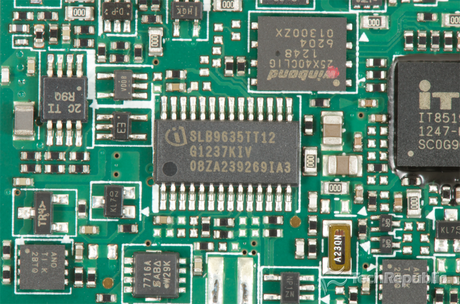 　Infineon「SLB 9635 TT 1.2」Trusted Mobile Platform（TPM）セキュリティチップ。
