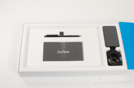 　Surface Proにはタブレット本体に加えて、充電器、デジタルペン、製品マニュアルが付属する。