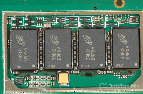 　Micronの1600MHz DDR3（4Gビットの「3AEI2 D9PXV」×8、合計4Gバイト)。