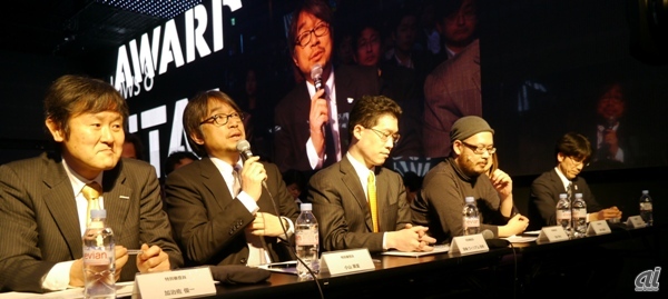 日本マイクロソフトの加治佐俊一最高技術責任者（左）をはじめとする審査員