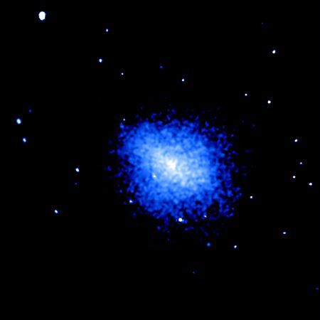 　「A2104」銀河団は、複数のブラックホールから強力なX線（写真の青色の部分）を放射している。

　2000年、Chandra X線観測衛星の研究者たちは、彼らが6つのブラックホールと考えるものを発見した。彼らはそこで、1つのブラックホールしか発見できないと考えていた。
