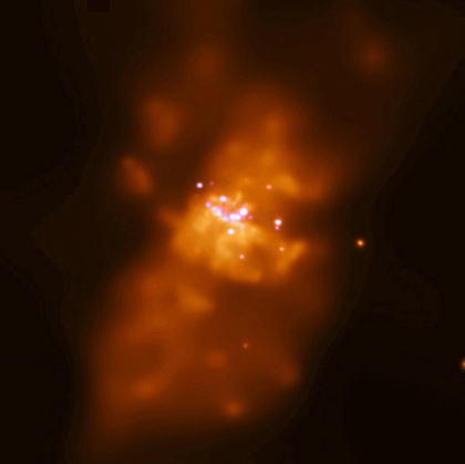 　地球から1100万光年の距離にある「M82」は、地球に最も近いスターバースト銀河だ。M82では、われわれの銀河系の10倍以上の速度で大質量星の形成と死が起こっている。中心部の明るい部分は、超新星残骸とX線連星だ。

　これらは、知られている最も明るい物体の1つだ。X線連星の輝度は、大半がブラックホールを内包していることを示唆する。画像内の拡散するX線光は、数千光年の範囲に及び、M82から放射される数百万度のガスによって引き起こされている。この1億年の間に巨大銀河「M81」と近接遭遇したことが、スターバースト活動の原因と考えられている。
