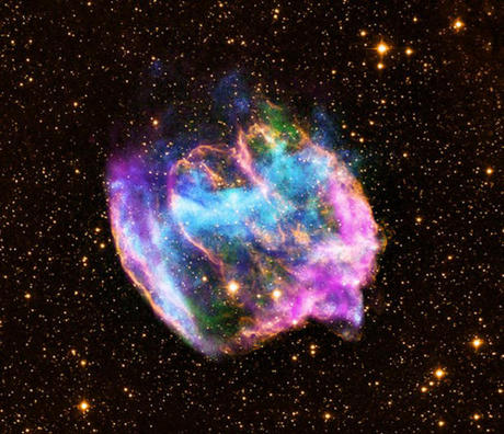 　Chandra X線観測衛星が撮影したこの合成画像に写っている「W49B」は、地球からわずか2万6000光年の場所で現在形成中のブラックホールだと考えられている。