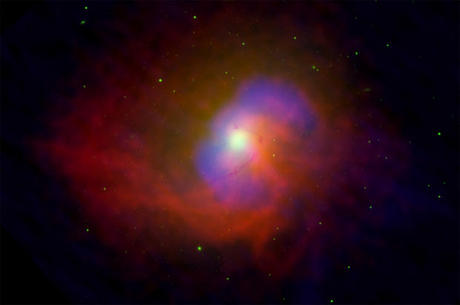 　Chandra X線観測衛星で9つの楕円銀河の内部を調査することによって、科学者は、ガスがそれらの銀河の超大質量ブラックホールに向かって落ちていく速度を試算できるようになった。これらの画像のおかげで、彼らは高温のX線ガス内で電波を放射する泡を発生させるのに必要なエネルギーを試算することもできた。

　この「NGC 4696」の合成画像には、巨大な高温ガスの雲（赤色）が写っている。この雲は、超大質量ブラックホール周囲の明るい白色の部分の両側で、直径1万光年の高エネルギーの泡（青色）を囲っている。この調査で撮影されたほかの銀河の画像も、同様の構造を示している（画像内の緑色の点は、銀河の外縁にある星団から放射された赤外線を示している）。
