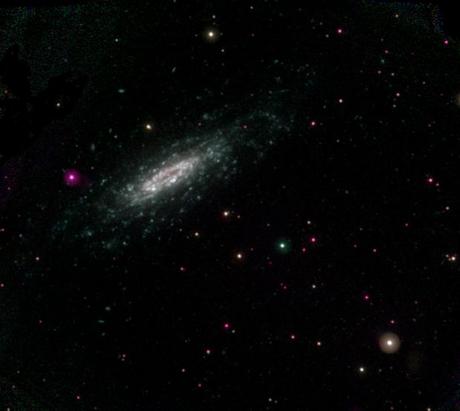 　「NGC 6503」はりゅう座にある傾いた渦巻銀河で、活発な中心核ブラックホールを内包しており、地球から1800万光年の距離にある。これは、NASAのSwift紫外フィルター（uvw1、uvm2、およびuvw2）で合成された画像だ。