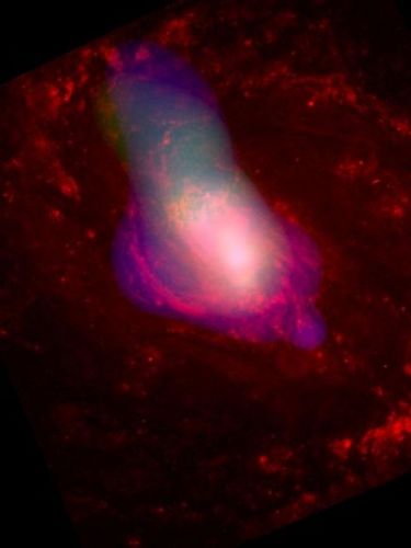 　「NGC 1068」銀河を捕らえたこのX線と可視光の合成画像では、銀河の中心にある超大質量ブラックホールから時速約100万マイル（約161万km）で高温ガスが噴出されている。