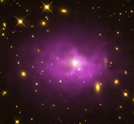 　この銀河の中心にあるブラックホールは、調査されている、宇宙で最も大きいブラックホール18個のうちの1つだ。この巨大な楕円銀河は、地球から約13億光年の距離にある銀河団「PKS 0745-19」の中心に存在する。

　NASAのChandra X線観測衛星からのX線データが紫色、Hubble宇宙望遠鏡からの可視光データが黄色で、それぞれ示されている。
