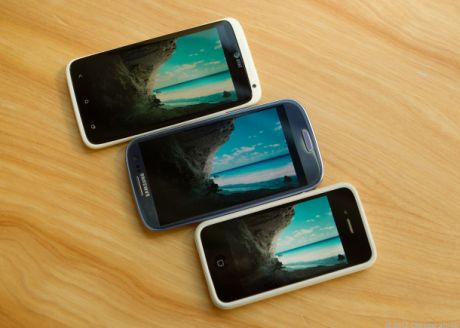  GALAXY S III（中央）のHD Super AMOLEDスクリーンは、「HTC One X」（上）や「iPhone 4S」（下）に比べ、われわれが期待したほどの明るさではなかった。