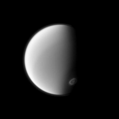 　Cassini宇宙探査機の狭角カメラが2012年9月13日に撮影したこの画像では、Cassini宇宙探査機はタイタンの南極に発生した渦を同衛星の下から観察している。この画像を撮影するために、スペクトルフィルタが用いられた。スペクトルフィルタは889ナノメートルを中心とする近赤外光の波長を感知する。イメージング科学者は渦を監視することで、その季節ごとの発達を調査している。