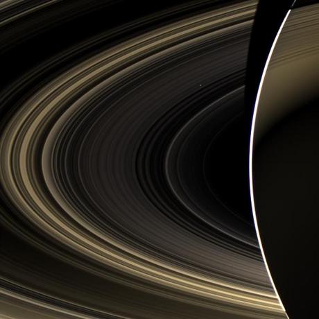 　米航空宇宙局（NASA）の宇宙探査機「Cassini」が太陽系で2番目に大きい惑星である土星のリングを自機の肩越しに撮影した写真。遠方には、金星が小さな白い点のように写っている。

　2004年から土星系で探査を行っている「Cassini-Huygens」ミッションは、NASAと欧州宇宙機関（ESA）、イタリア宇宙機関（ISA）の共同プロジェクトである。同プロジェクトは、27件の多様な科学調査を担っている。

　土星系は非常に大きい。主要な環系は地球と月の間の空間にかろうじて収まる大きさだ。31個の衛星があり、そのうち13個はCassiniの打ち上げ後に発見された。Cassiniが観測すべきものはたくさんあり、それには土星に存在すると思われている水氷や氷の火山、有機物質を豊富に含む大気など、さまざまな化学的、地質学的、および大気的な一連の作用が含まれる。

　多様性と大きな規模を持つ土星は、多くの点で縮小版の太陽系と見なすことができるかもしれない、と科学者たちは話す。
