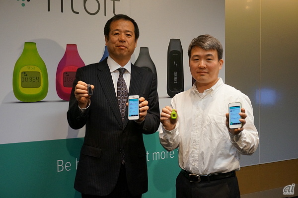 ソフトバンクBB 取締役常務執行役員の溝口泰雄氏（左）とFitbit CEO & Co-FounderのJames Park氏（右）