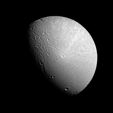 　土星の衛星ディオネの表面は氷で覆われており、その地形から氷の割れ目を確認できる。この画像は2012年12月23日、Cassini宇宙探査機の狭角カメラによって撮影された。