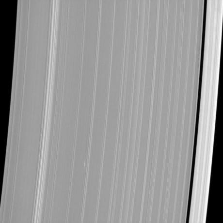 　小衛星（イメージング科学者から「ブレリオ」というニックネームを付けられている）からの重力は土星のA環内の粒子を散乱させ、プロペラのような効果を生み出している。この画像はCassini宇宙探査機によって米国時間2012年11月11日に撮影された。