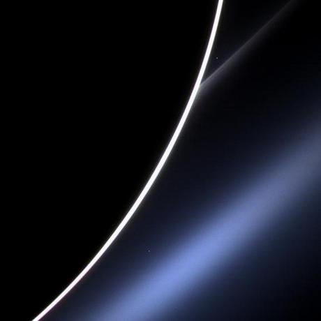 　土星のG環の白い筋の真上、この画像の右上の部分に、明け方の金星が写っている。画像の下の方に写っているのは土星のE環で、リング内のちりが光を散乱させているため、青くなっている。

　金星は水星や地球、火星とともに、太陽系で最も岩の多い惑星の1つである。金星は華氏900度（摂氏約482度）近くに達する二酸化炭素の大気と地球の100倍の大気圧を持つが、大きさや質量、岩石組成、軌道が地球と似ているため、地球の姉妹惑星と見なされている。
