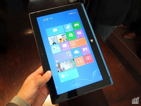 　日本マイクロソフトは3月15日、10.6インチのタブレット端末「Surface RT」を発売した。一部の量販店や同社のオンラインショップ「Microsoft Store」で購入できる。価格は、32Gバイトモデルが4万9800円、64Gバイトモデルが5万7800円。

　Surface RTは、Windows 8の簡易版である「Windows RT」を採用したタブレット。タブレットでの操作に最適化された「Office 2013 RT」を搭載しており、WordやExcel、PowerPoint、OneNoteなどを利用できる。また、クアッドコアCPU「Tegra3」と、2Gバイトのメモリを搭載した。バッテリ稼働時間は最大8時間。

　ここでは、発売されたばかりのSurface RTの端末デザインや独自のキーボード、搭載機能などを写真で紹介する。