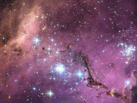 　銀河系の伴銀河である大マゼラン雲は、地球から約20万光年の距離にある。大マゼラン雲内で崩壊するガス雲が新たな星を形成する。この光を放つ星雲内で、新しい星が生まれている。