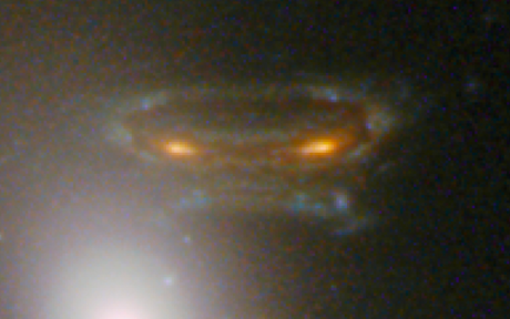 　巨大銀河団「Abell 68」の周りの重力場は、背後の遠方にある銀河からの光を拡大する。