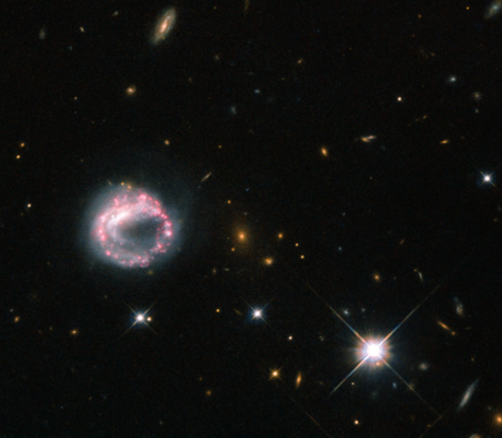　この画像に写っているのは「Zw II 28」と呼ばれる環状銀河だが、環状銀河について詳しいことは分かっていない。環状銀河は銀河の衝突後に形成され、高密度の中核部を形成し、その周りを明るい恒星が回っているのではないか、という仮説が立てられている。