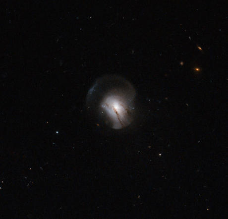 　この画像に写っている銀河「2MASX J09442693+0429569」はこの10億年間、ほぼずっと形成状態にあり、そのプロセスは比較的最近になってようやく停止した。