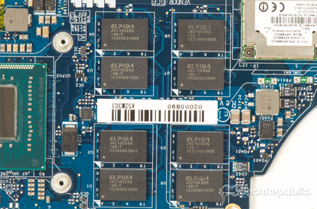 　エルピーダメモリの4GバイトのDDR3 RAM（「J4216EbbG-GN-F」×8）。