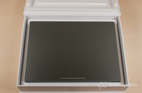 　Chromebook Pixelの本体サイズは高さ16.2mm×幅297.7mm×奥行き224.6mmで、重さは3.35ポンド（約1.52kg）だ。