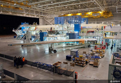 　Airbus A350 XWBの翼は、フランスのトゥールーズにある最終組み立てライン工場で機体本体に結合された。
