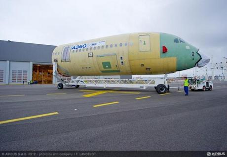 　Airbus A350 XWB機体の前部のセクションがフランスのトゥールーズにある最終組み立て工場に到着した。