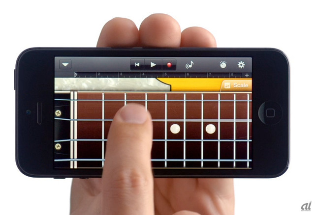 　現在放送されているアップルのCMでは、短時間に数多くのアプリが紹介されている。こんなこともできるの？と驚くこともあるかもしれない。一方で、ちょっと面白そうなアプリ、と思っても、どう検索していいか分からないことも多いだろう。そこで、アップルのCMで使われているアプリをピックアップ。iPhoneアプリ編は全部で12本ある。CMに登場する順番でご紹介する。


　まずは「GarageBand」からスタートする。もともとは、Macの楽器演奏アプリケーションとして知られるアップル製のアプリだ。CMではギターを演奏しているが、ピアノやオルガン、ドラム、ベースも演奏できる。楽器に触ったことがない人でも楽しめる手軽さが特長で、iPad、iPhone、iPod touchをWi-FiまたはBluetoothでつないで、最大3人までの仲間とバンドセッションやバンドレコーディングを楽しめる。価格は450円（3月27日現在）。
