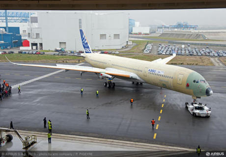 　これはAirbus A350 XWBの初号機だ。写真は、最終組み立てラインから次の段階である地上試験の実施場所へ移されているところだ。