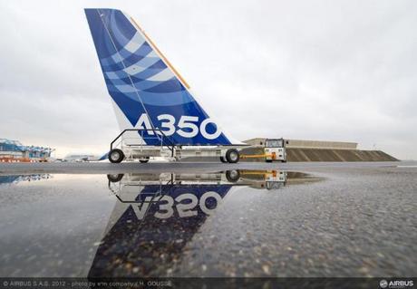 　うわさが正しければ、Airbusは2013年夏、待望の「Airbus A350 XWB」の初飛行を行うだろう。A350は「Boeing 787 Dreamliner」および「Boeing 777」の両方と直接競合するように設計された航空機だ。

　A350は、「Airbus A380」以降初となるAirbusの大規模な航空機プログラムである。そして、初号機が完成したのはつい最近のことだが、同プログラムが開始されたのは2006年である。

　この写真では、フランスのトゥールーズにあるAirbusの塗装工場から初号機の尾翼が運び出されている。尾翼の高さは32.8フィート（約10m）だ。

