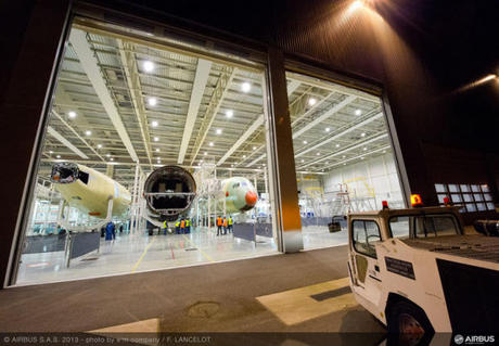　A350 XWB3号機の3つの主要な機体のセクションが、フランスのトゥールーズにある工場の最終組み立てラインへの輸送を待っている。