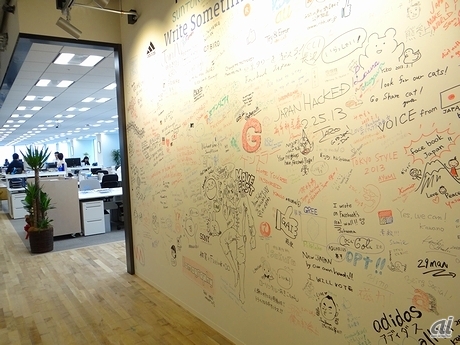 　米国本社ではお馴染みですが、日本のオフィスでも一部の壁は社員がホワイトボード代わりに自由にアイデアを書き込めるようになっています。
