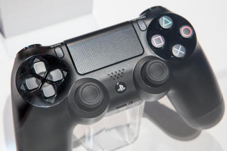 　ソニーは米国時間3月27日、「PlayStation 4（PS4）」向け新型ワイヤレスコントローラ「DUALSHOCK 4」の試作品を、サンフランシスコで開催中のGame Developer's Conference（GDC）で披露した。