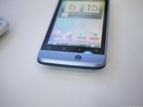 「HTC Salsa」にも専用のFacebookボタンが搭載されていた。