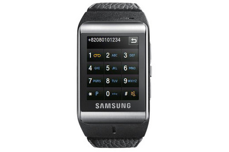 　2009年に発売されたサムスンの「S9110」は、携帯電話と腕時計のハイブリッド製品へのサムスンの2度目の挑戦だった。連続通話時間は4時間以上になったが、販売地域は限られており、価格はやはり600ドル以上した。スマートフォンを199ドルや299ドルで手に入れられる時代には、受け入れにくい価格だ。