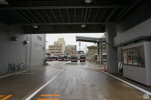 東急バスの荏原営業所の敷地をもとに建てられた。今も奥にはバスが停車する