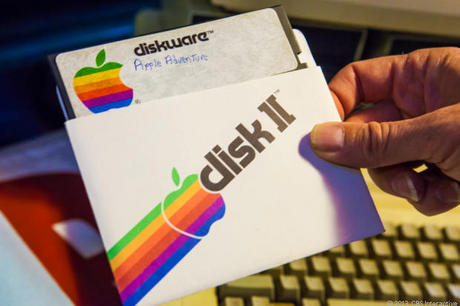 　Apple II用5.25インチフロッピーディスク。AppleがShepardson Microsystemsに発注したApple DOSがなければ、同社は、われわれが現在知るような大手コンピュータ企業にならなかったかもしれない。