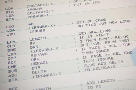 　Apple DOSコードのプリントアウト。右側に示されているのは、コマンドの説明だ。